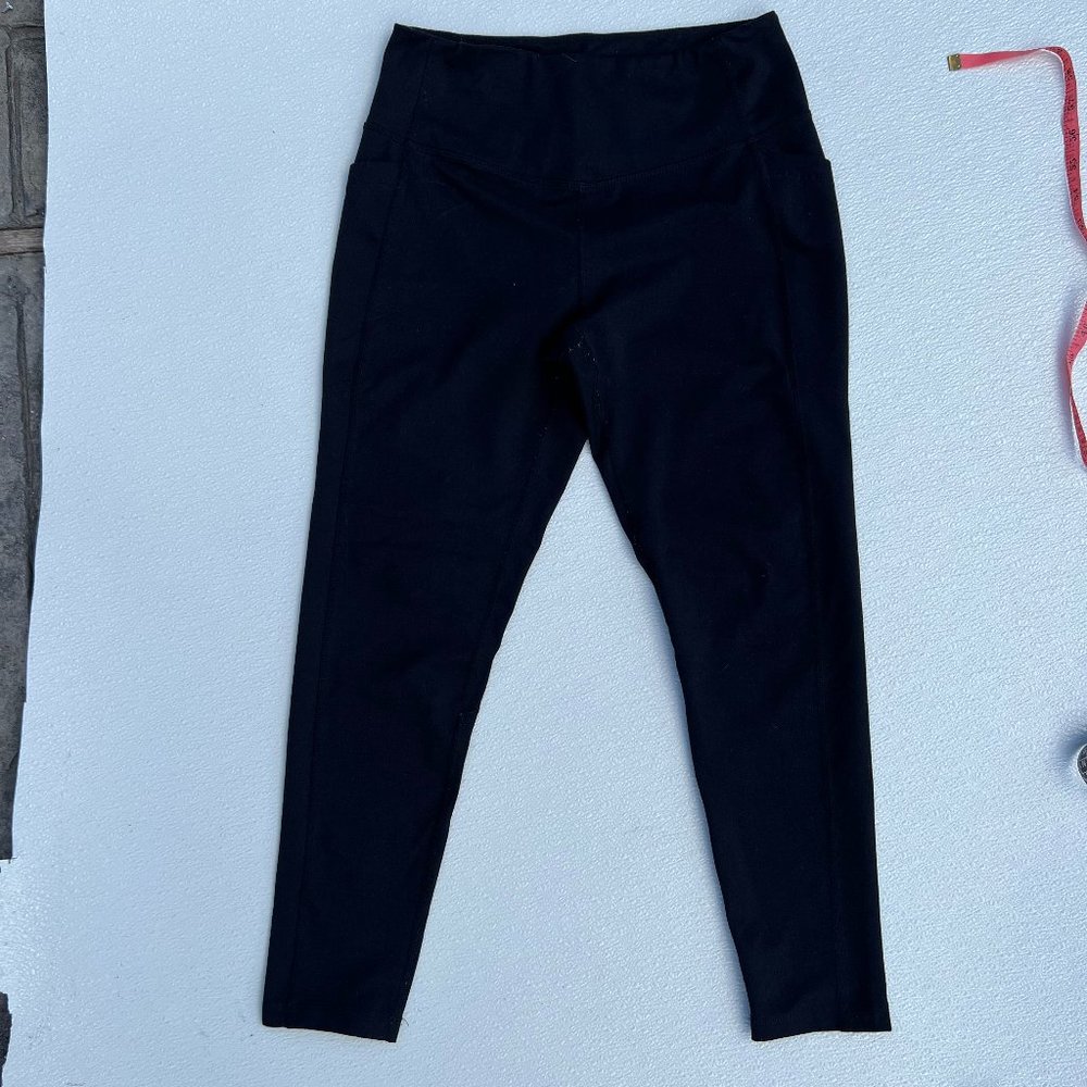 Zella Soft pockets leggings on sides and hidden key holder size M.